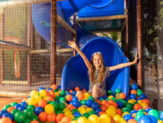 Parc de loisirs Benodet - la piscine à balles des montagnes de l\'île au trésor