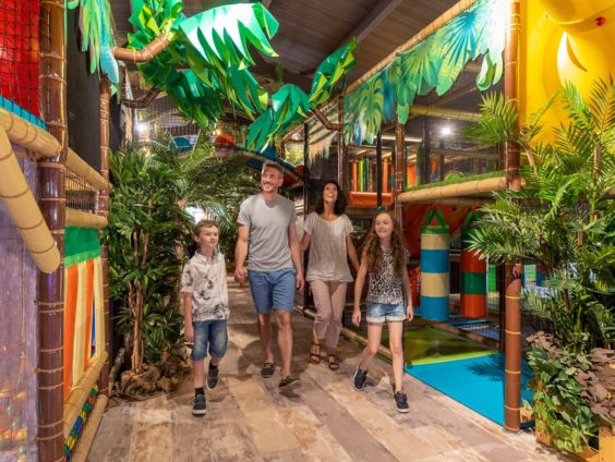 Parc de loisirs Benodet - les allées du parc avec le parcours acrobatique