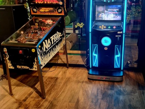 Jeux électroniques : fléchettes et flipper